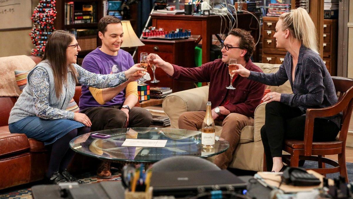 Mayim Bialik (Amy), Jim Parsons (Sheldon), Johnny Galecki (Leonard) y Kaley Cuoco (Penny), en la última temporada de 'The Big Bang theory'.