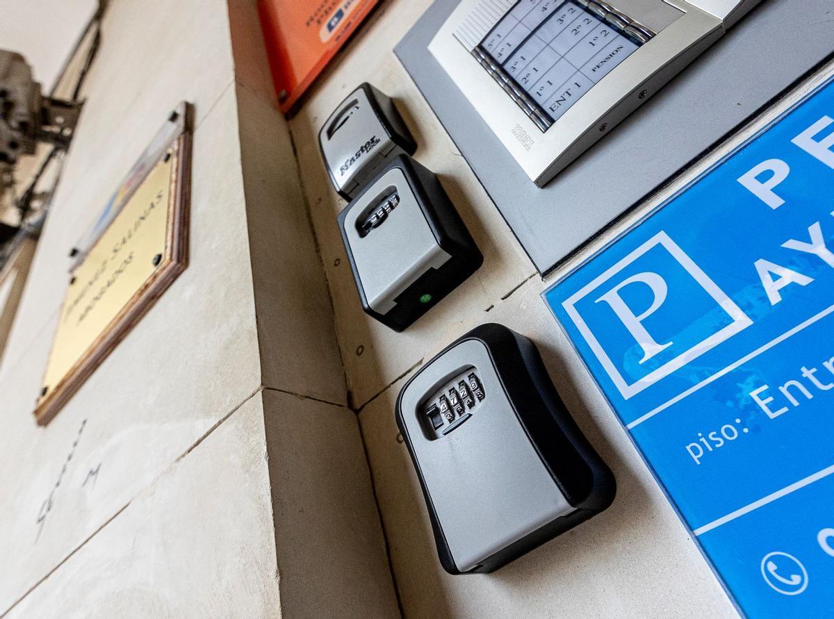 Los cajetines para acceder a los pisos turísticos se prohibieron.