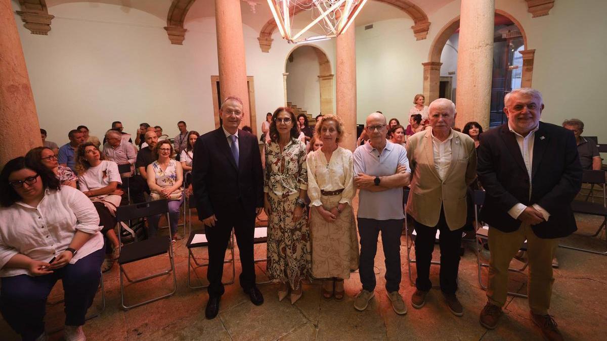 Por la izquierda, Alfonso Martínez, Liliana Valdés, Sabina Rodríguez, Carlos Osoro, Juan Cueto y Eduardo Sánchez, en el acto de clausura de los programas "El Museín" y "EuropArte", celebrado en el Museo de Bellas Artes de Asturias.
