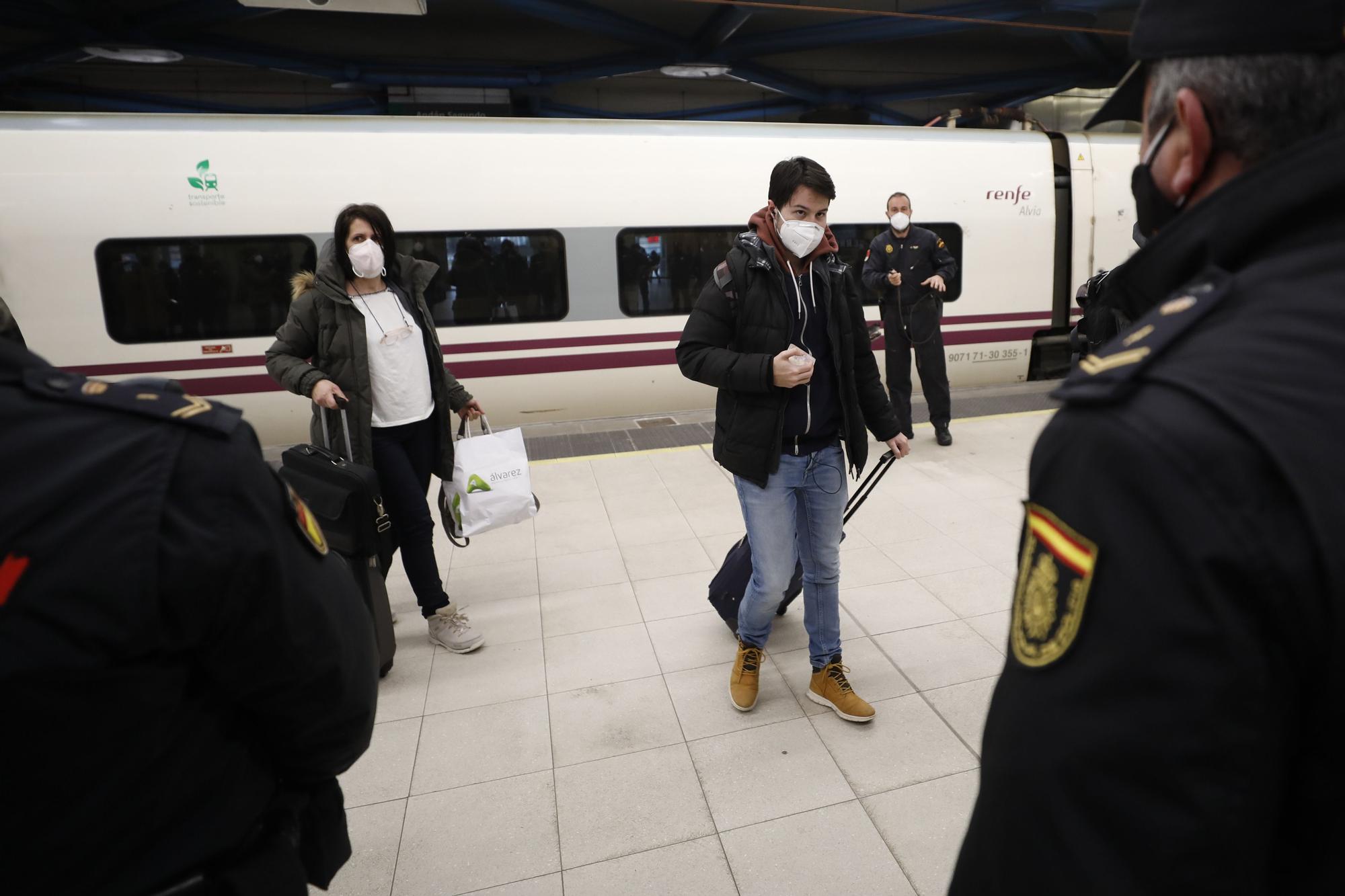 Controles policiales en la estación de Oviedo como antesala a la Semana Santa