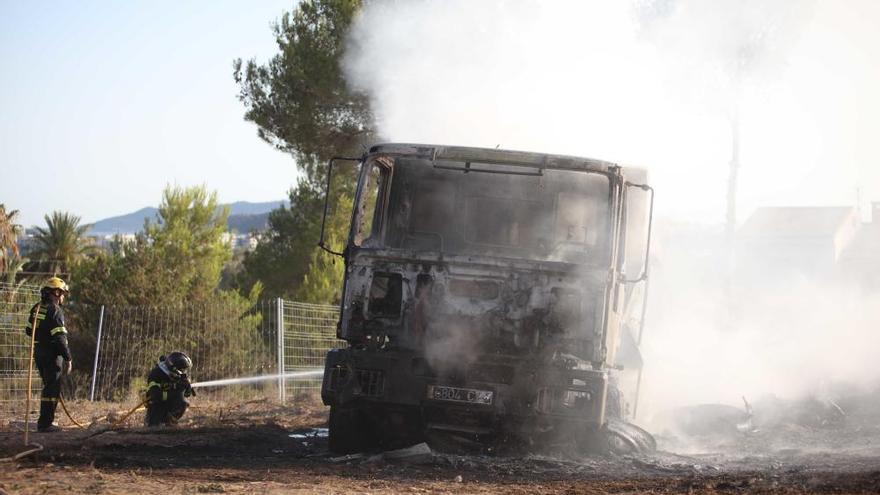 Incendio de un camión en Ibiza