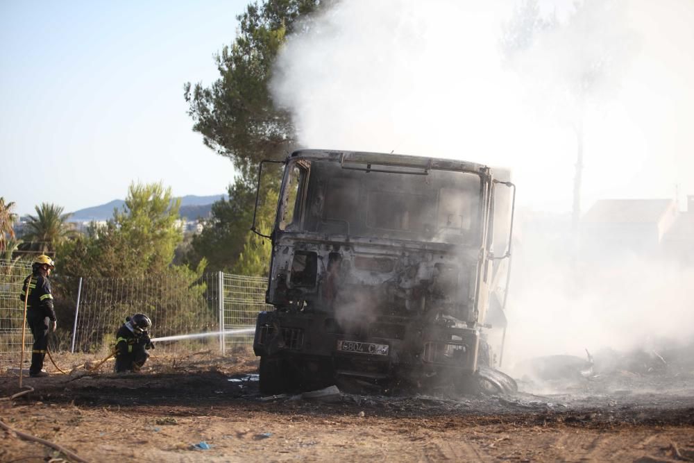 Los bomberos han apagado el fuego en poco más de una hora