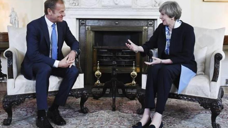 Theresa May va rebre Donald Tusk a Downing Street per parlar del Brexit.