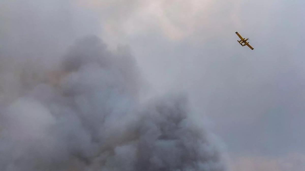 Incendio forestal en la Serra de la Calderona visto desde Gátova.