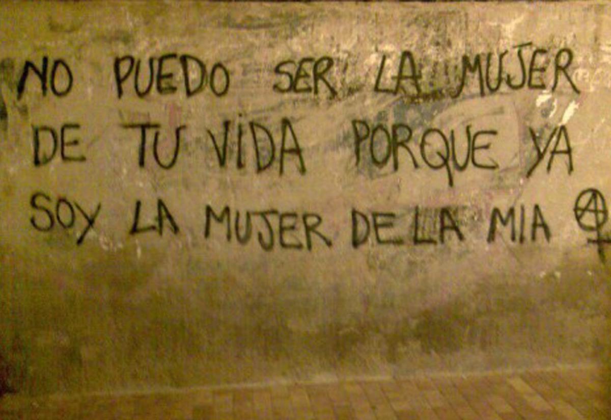 Pintada reivindicativa en una pared en Oviedo, en los primeros años del movimiento feminista asturiano.