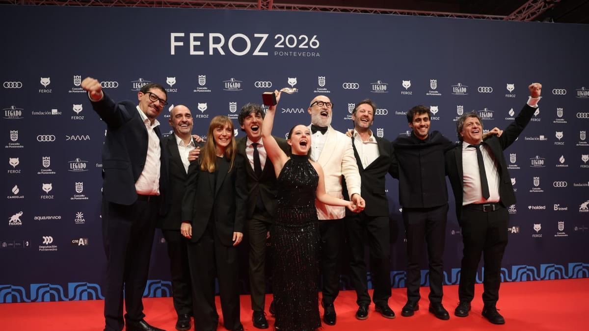 El equipo de la serie Yakarta tras recibir el premio a ´Mejor serie dramática´ durante la gala de entrega de los Premios Feroz 2026