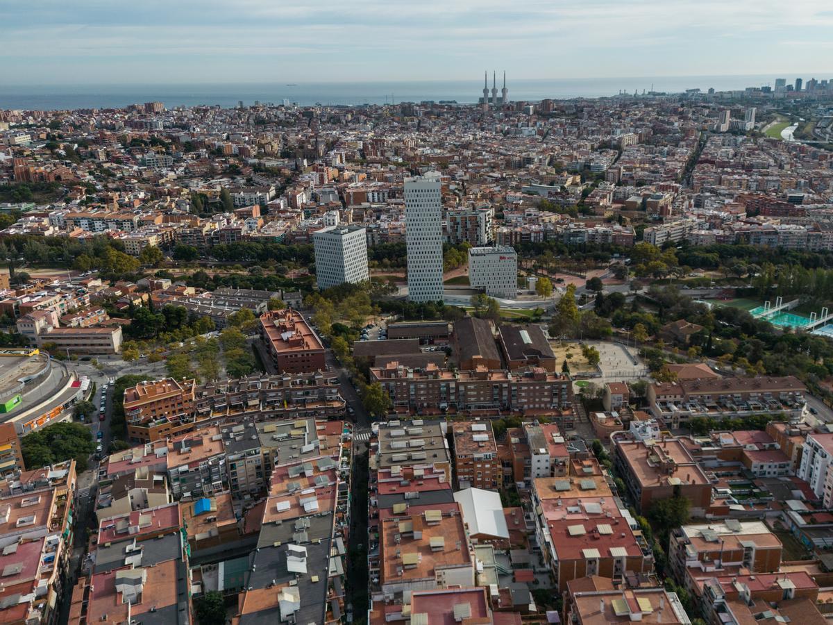 Vista aérea de la ciudad de Santa Coloma, con Badalona y Sant Adrià en segundo plano