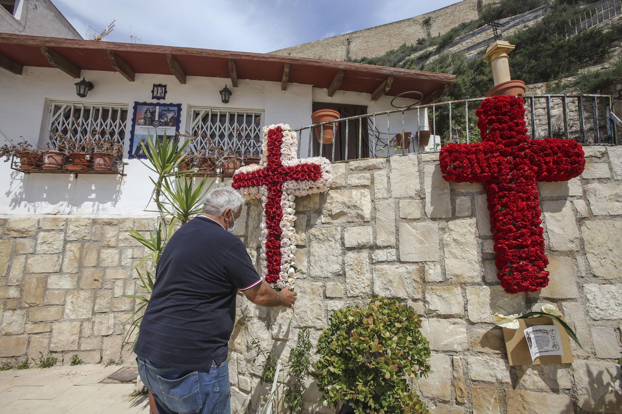 Vecinos del barrio de Santa Cruz en Alicante engalanan las calles con las tradicionales Cruces de Mayo