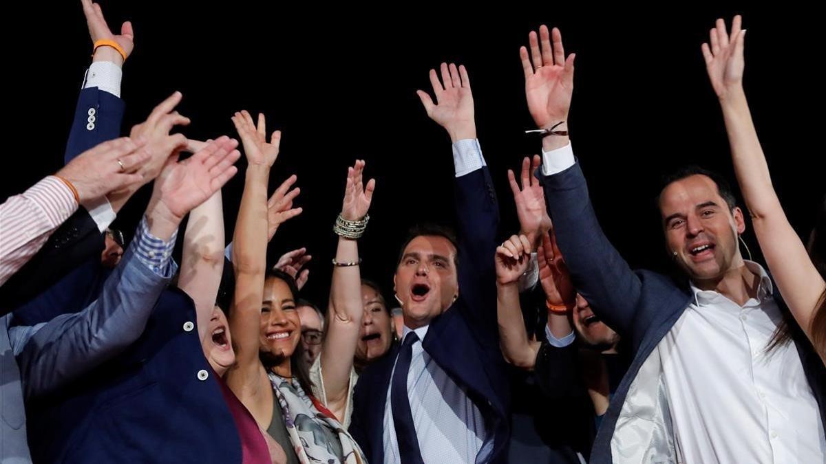 Albert Rivera, junto a Ignacio Aguado y Begoña Villacís, entre otros dirigentes de Cs, este viernes, en el acto previo a la reunión del consejo general del partido.