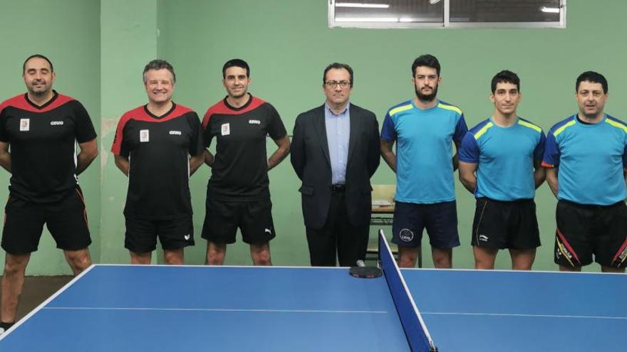 A la izquierda, los componentes del Luarca Tenis de Mesa