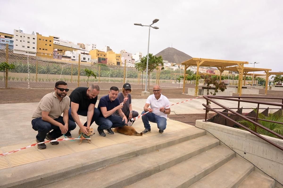 El alcalde de Gáldar, Teodoro Sosa durante la inauguración del nuevo parque canino en Hiertas del Rey.