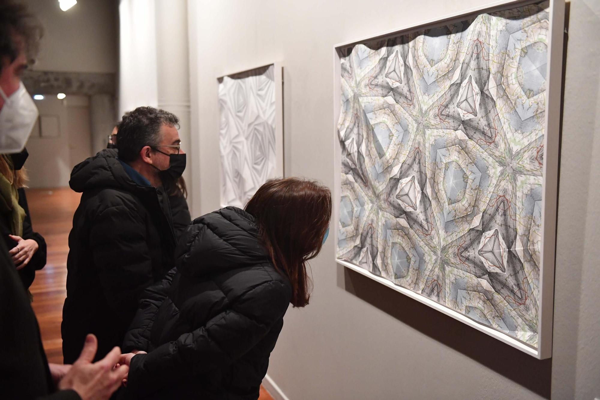 Exposición 'Un mundo que sufre bajo un manto de flores' en el kiosco Alfonso