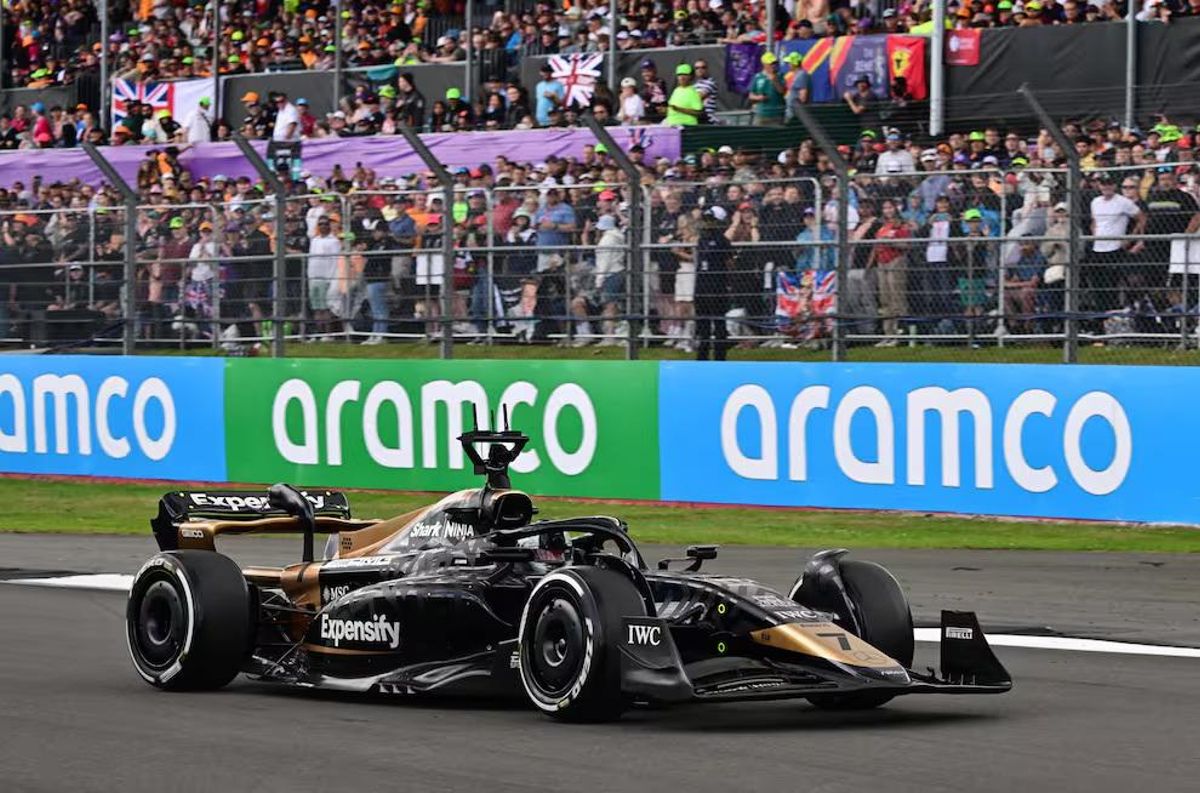Sonny Hayes (Brad Pitt) con su monoplaza en Silverstone