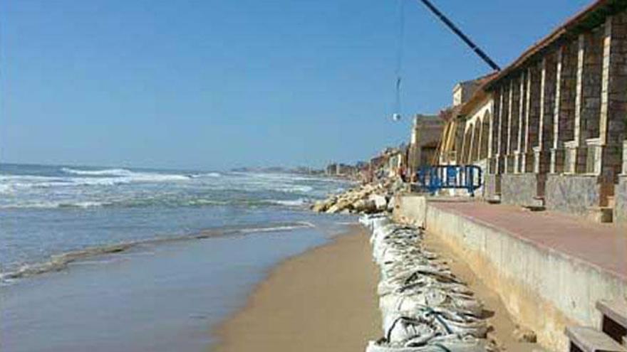 Un lector que los propietarios de estas casas han convertido la playa de Guardamar en un vertedero de escombros