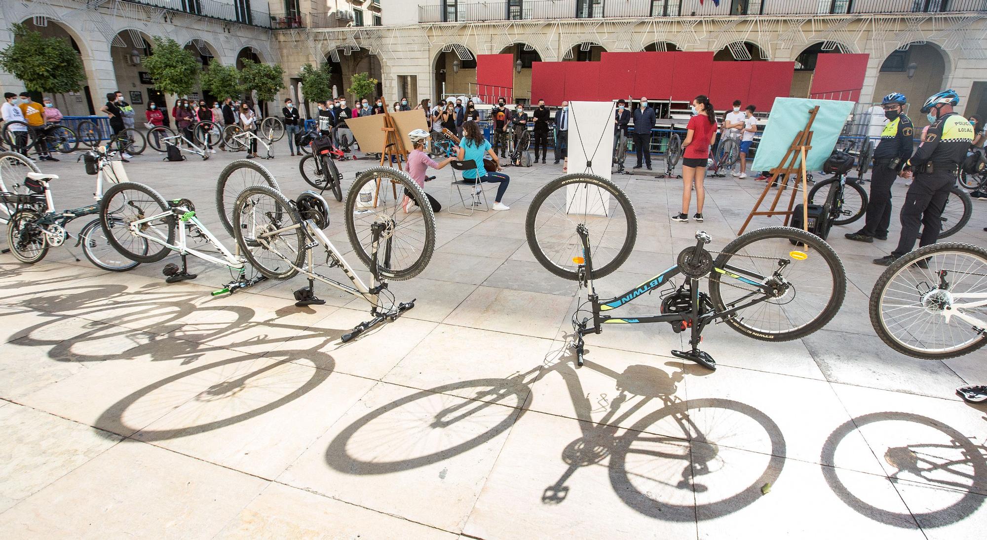 7.000 alumnos de las playas reclaman a Barcala carriles bici