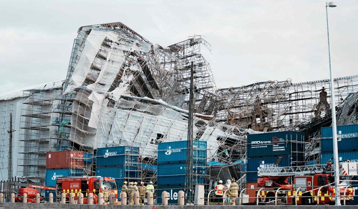 La Bolsa de Valores, uno de los edificios más antiguos de Copenhague, arrasada por un incendio.