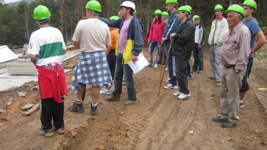 Los visitantes reciben las primeras explicaciones en el futuro aparcamiento.