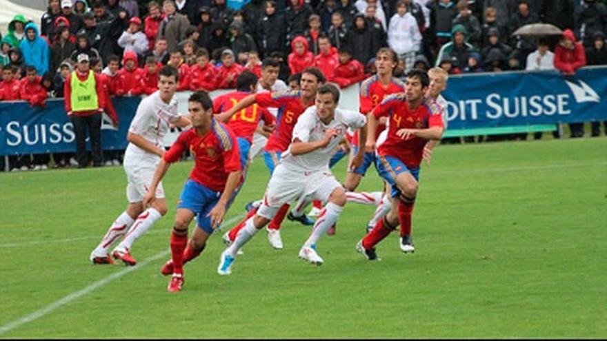 Una acció del partit d&#039;ahir entre Espanya i Anglaterra sub-19.