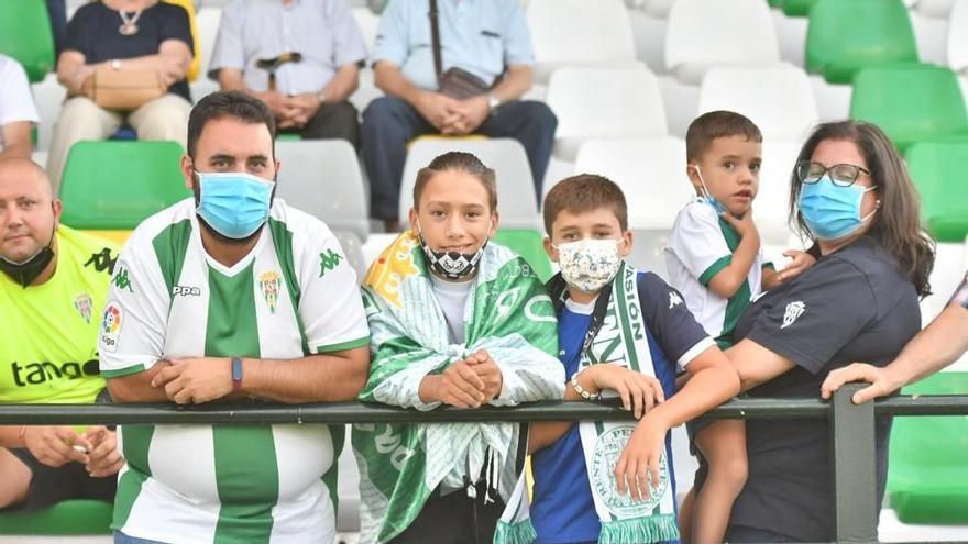 Aficionados cordobesistas en el Municipal de Pozoblanco.