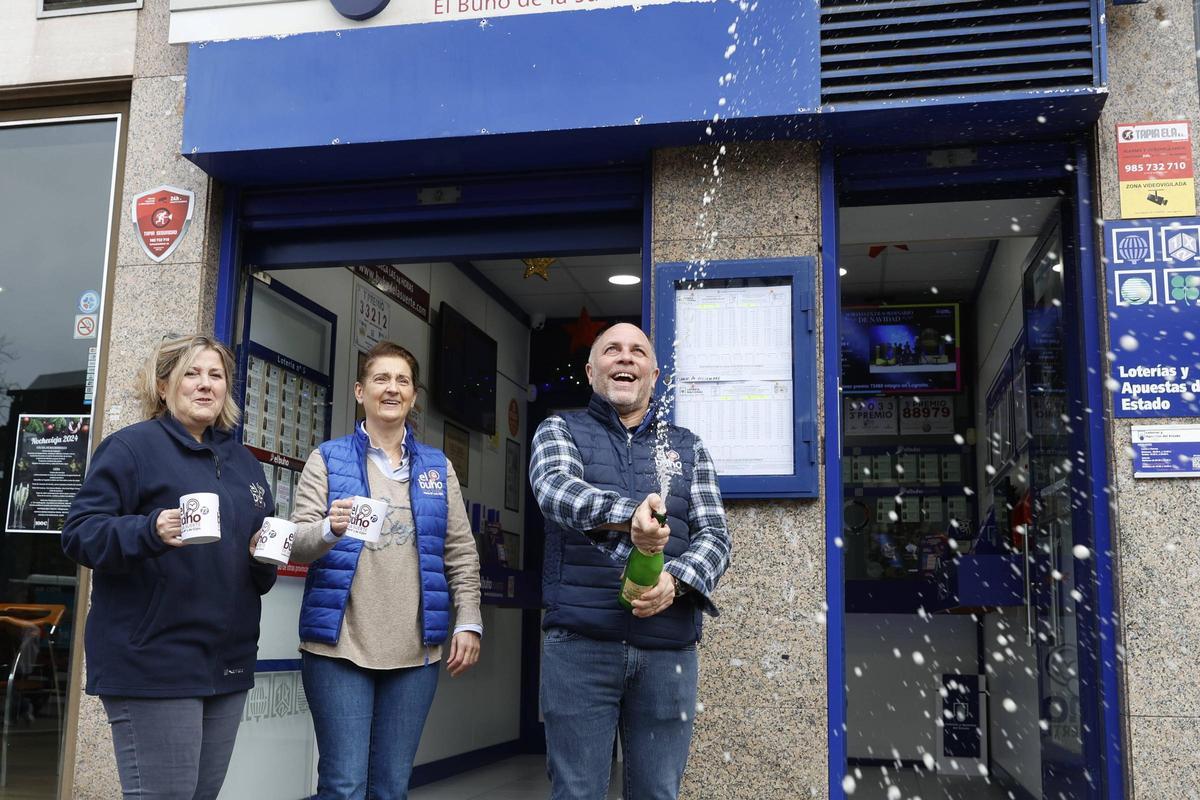 Borja Suárez con su equipo celebrando un premio el año pasado