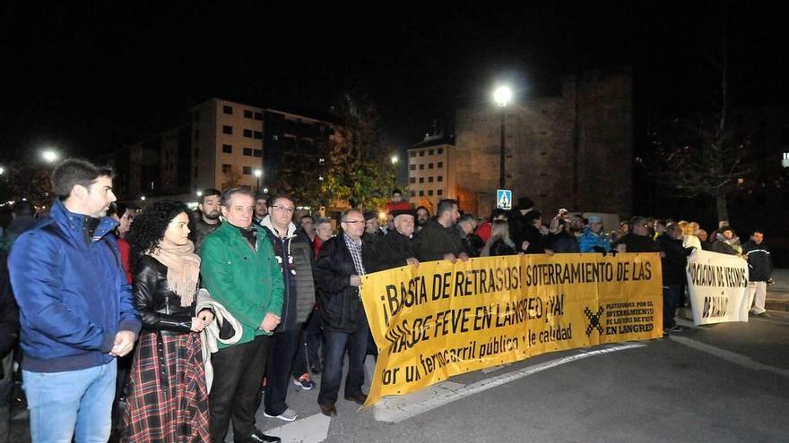 Asistentes a la concentración convocada ayer en La Felguera.