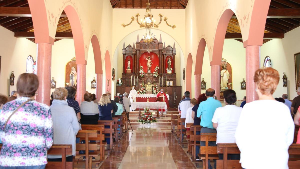 Fieles durante la misa en honor de San Sebastián.