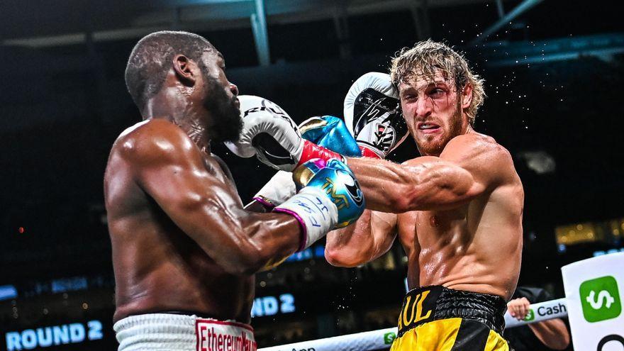 El boxeador Mayweather lucha contra la estrella de Youtube Logan Paul  / CHANDAN KHANNA