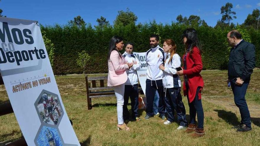 La presentación de las actividades estivales tuvo lugar en el parque de Arrufana-Santiaguiño. // FdV