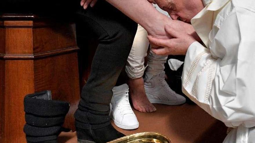 El Papa besa los pies de un recluso.