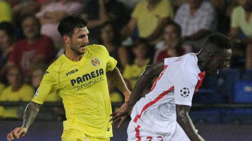 Soriano corre detrás de Mendy, ayer en el Madrigal.