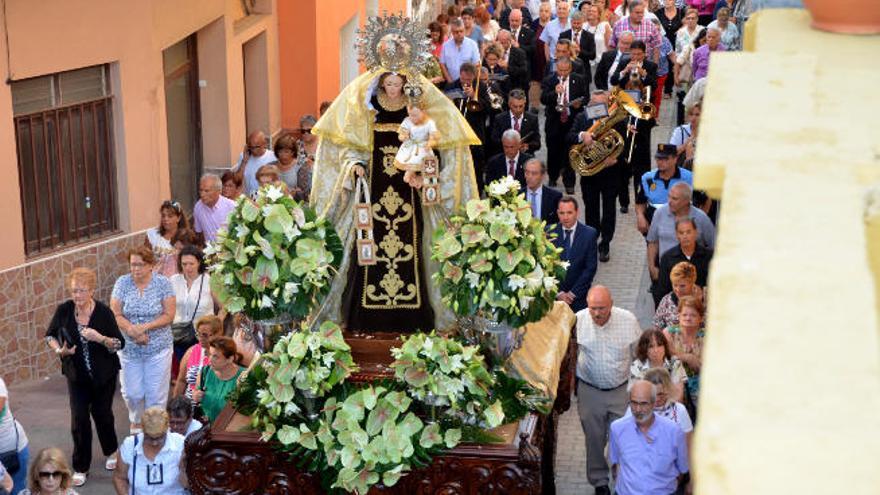 Procesión de la Virgen del Carmen por San Gregorio en un año anterior, con la presencia de la Banda.