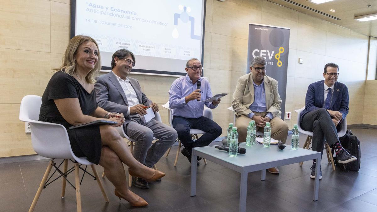 Un momento de la primera mesa redonda moderada por F. J. Benito