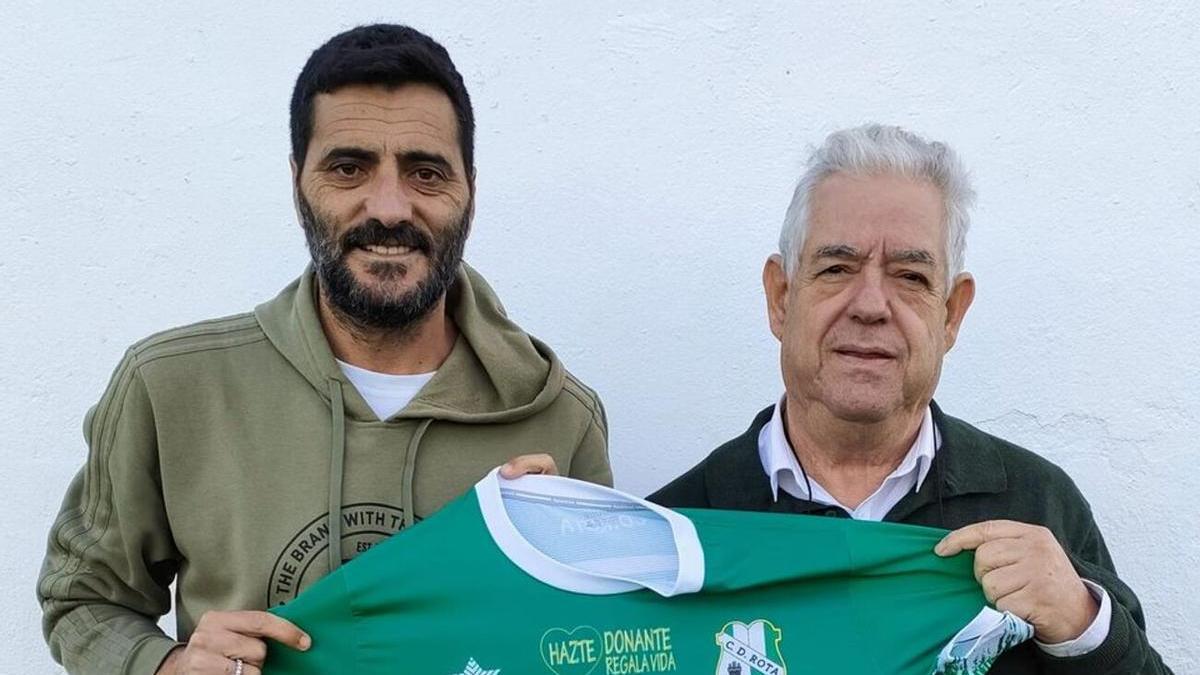 Güiza posa con la camiseta del Rota junto al presidente del clu