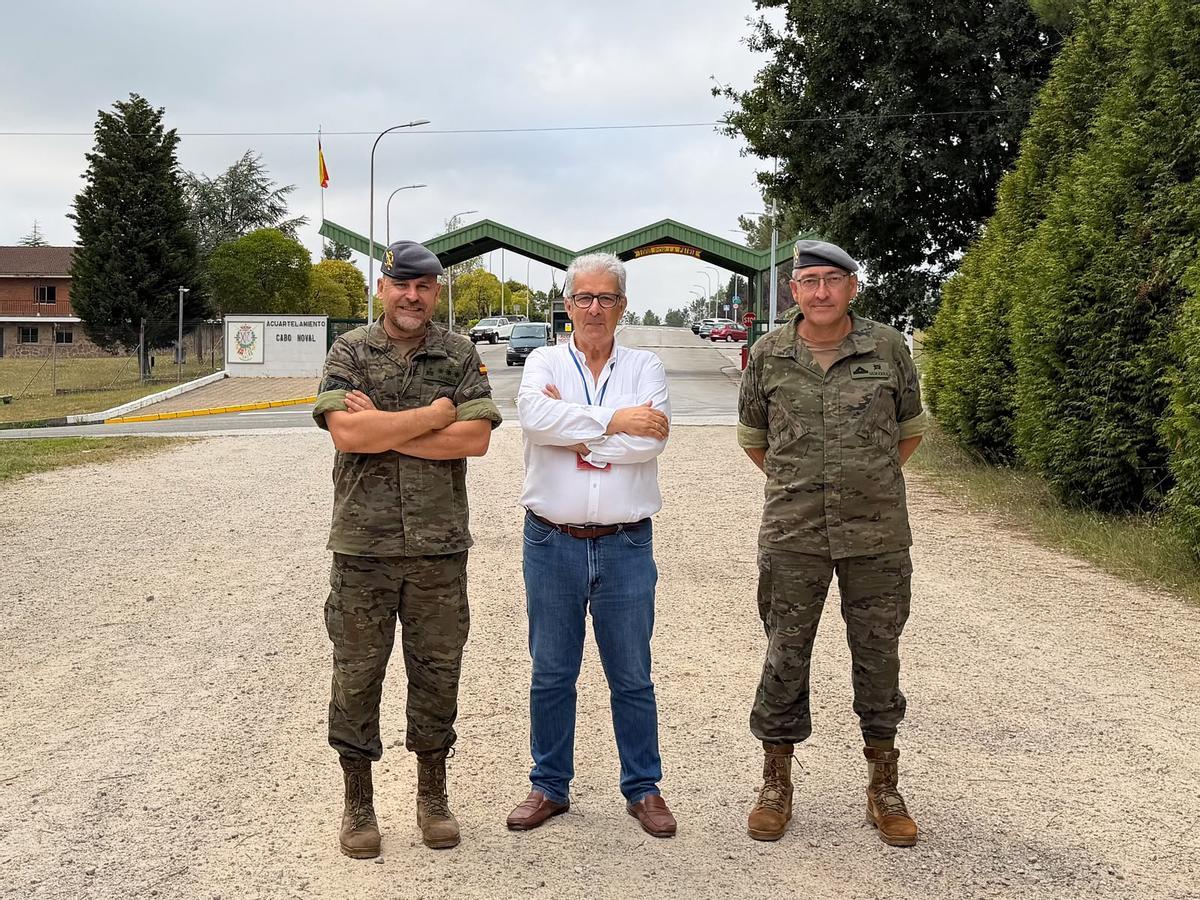 El Coronel José Miguel Garcés y el Cabo Mayor Gamarra junto al director del Rallye, Ulpiano Nosti.