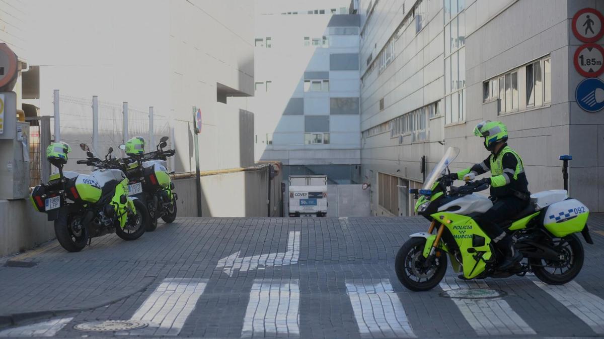 Policía en la rampa en la que ha ocurrido el atropello; al fondo, el camión.