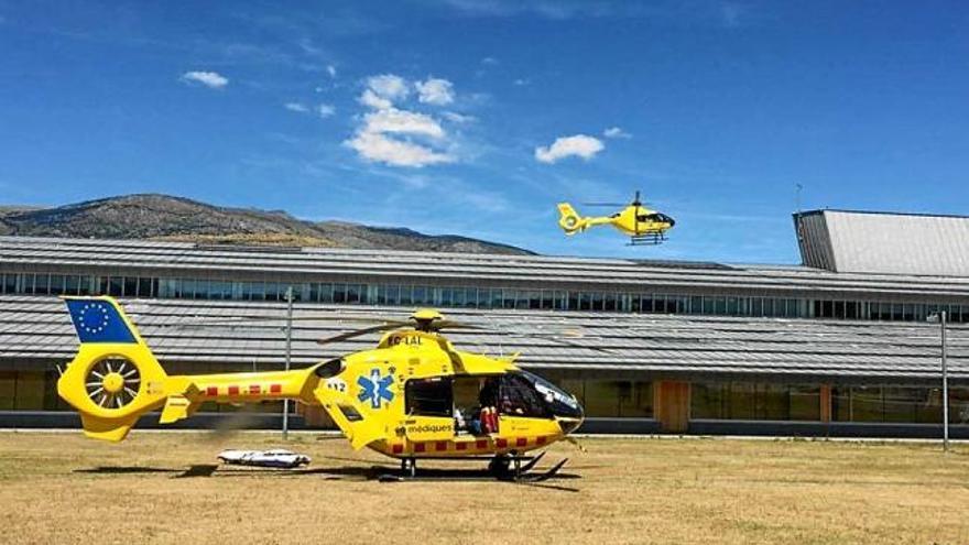 Un helicòpter aturat davant de l&#039;hospital perquè l&#039;heliport està ocupat