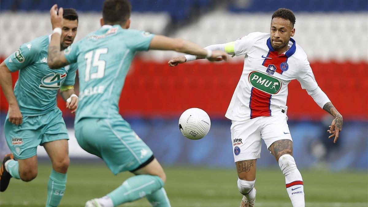 Neymar durante el choque ante el Angers