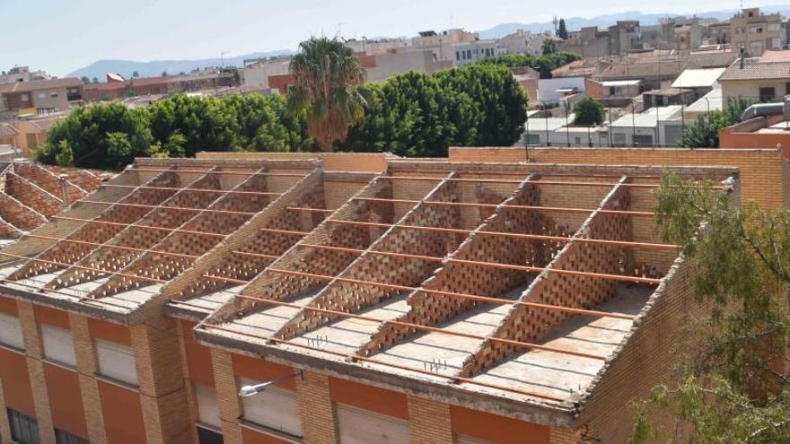 Estado que presentan las obras ahora paradas en el tejado del colegio del Rosario.