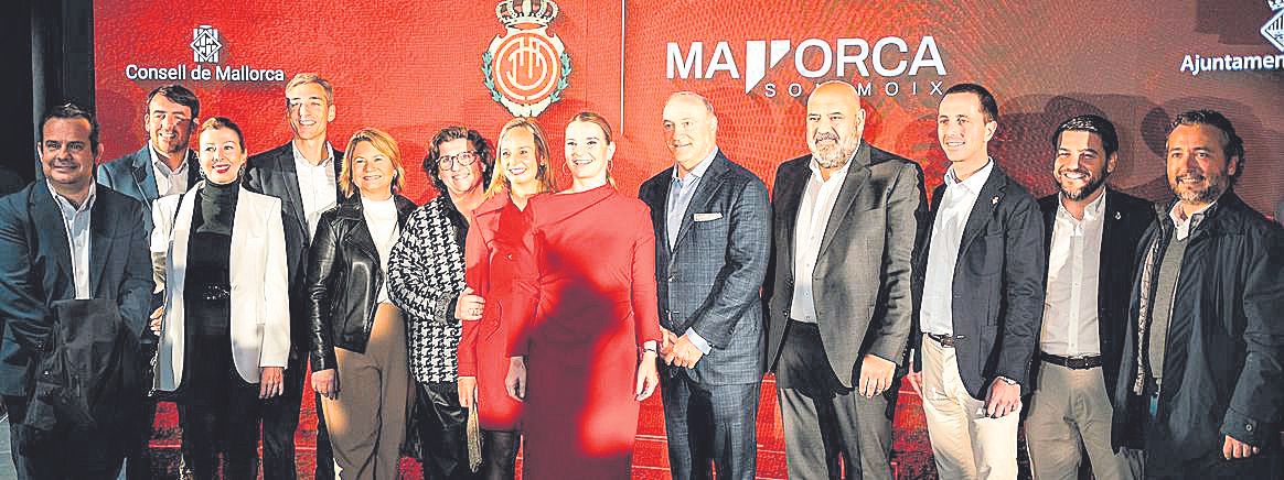 Autoridades junto al presidente del Mallorca.