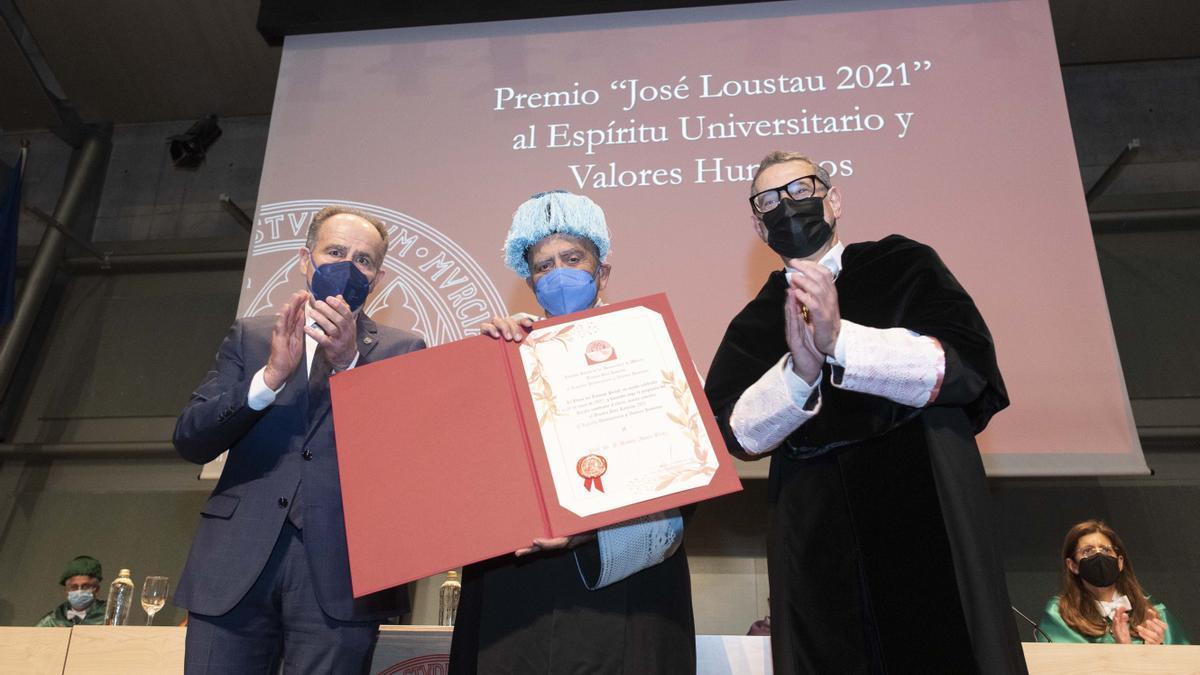 Ramón Almela recibe premio Rector Loustau al Espíritu Universitario y Valores Humanos.