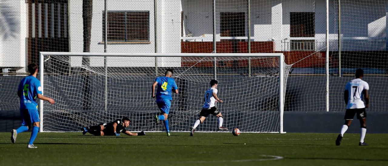 Imagen que capta la acción de uno de los tantos marcados por el Llosetense al Inter Ibiza. | TONI ESCOBAR