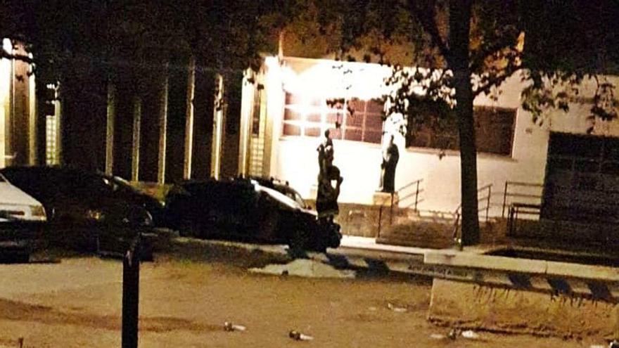 El cadáver de la víctima tendido en la plaza Maguncia de València.