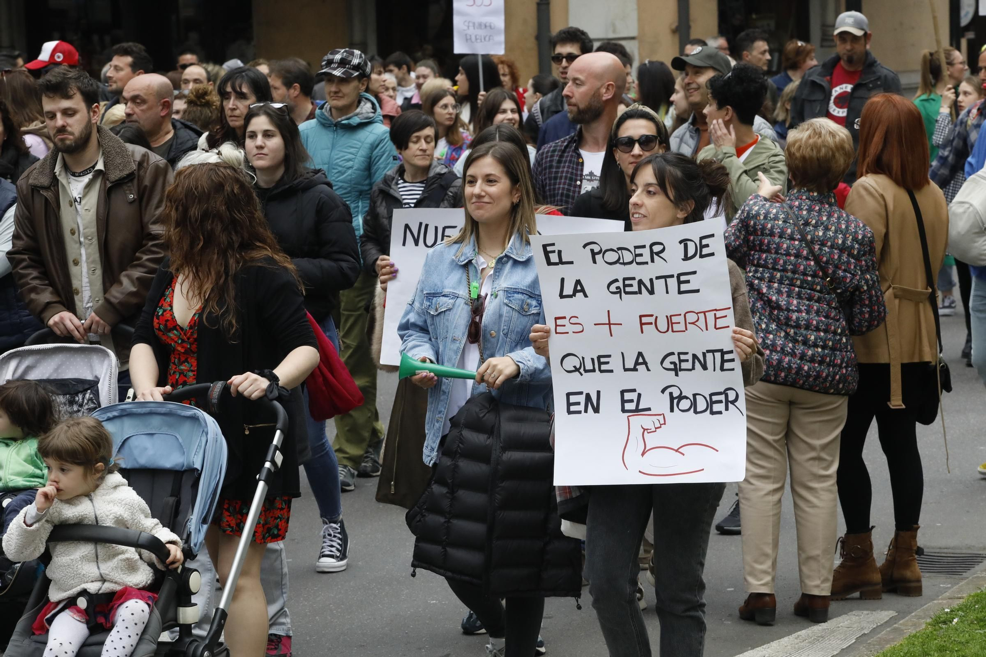 En imágenes: Los sanitarios se manifiestan en Gijón al grito de "no queremos más dinero, queremos mejores condiciones laborales"