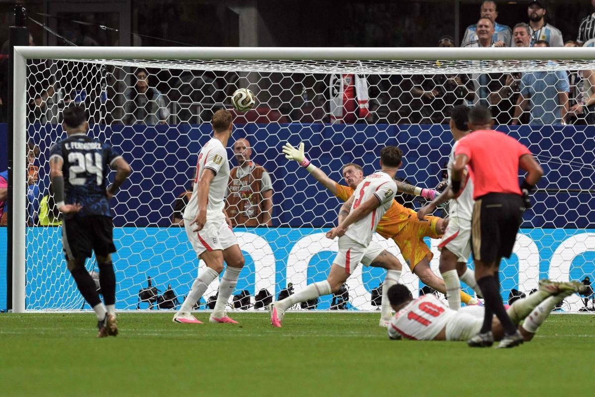 England's goalkeeper #01 Jordan Pickford (C) dives unsuccessfully for the ball from a shot from Argentina's midfielder #24 Enzo Fernandez (not pictured) for Argentina's first goal during the 2026 World Cup football tournament semi-final match between England and Argentina at the Atlanta Stadium in Atlanta on July 15, 2026. (Photo by JUAN MABROMATA / AFP)