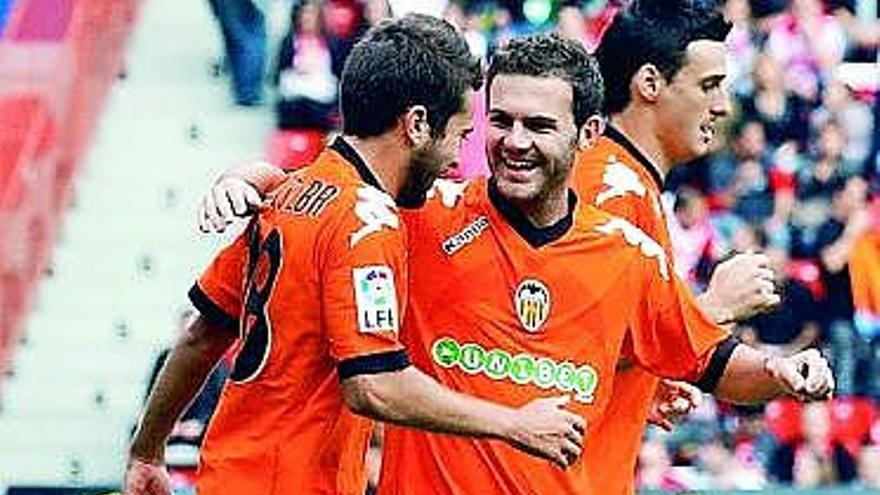 Losjugadores del Valencia celebran el segundo gol