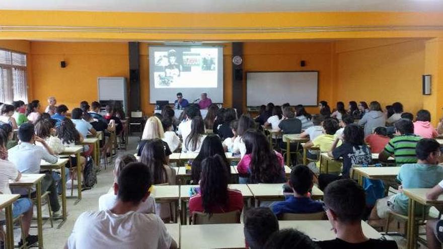 El deportista benaventano Iván Bragado imparte una conferencia sobre discapacidad en el IES León Felipe