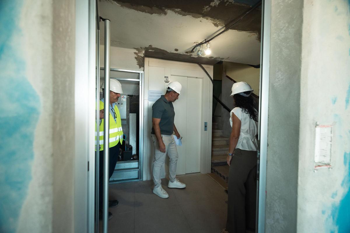 El primer teniente de alcalde, Alejandro Marichal y la concejala de Vivienda, Lucía Jiménez, junto a un operario en el interior de una de las viviendas que se están reformando en la urbanización Santa Águeda.