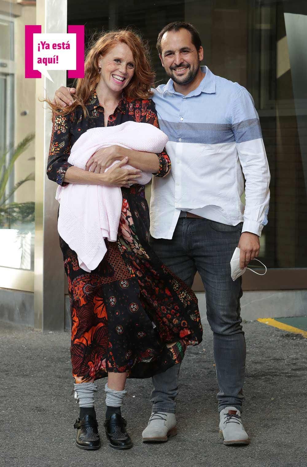 María Castro y su marido en las puertas del hospital con su segunda hija
