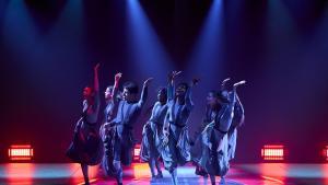 Los bailarines de Acosta Danza en un momento de Híbrido