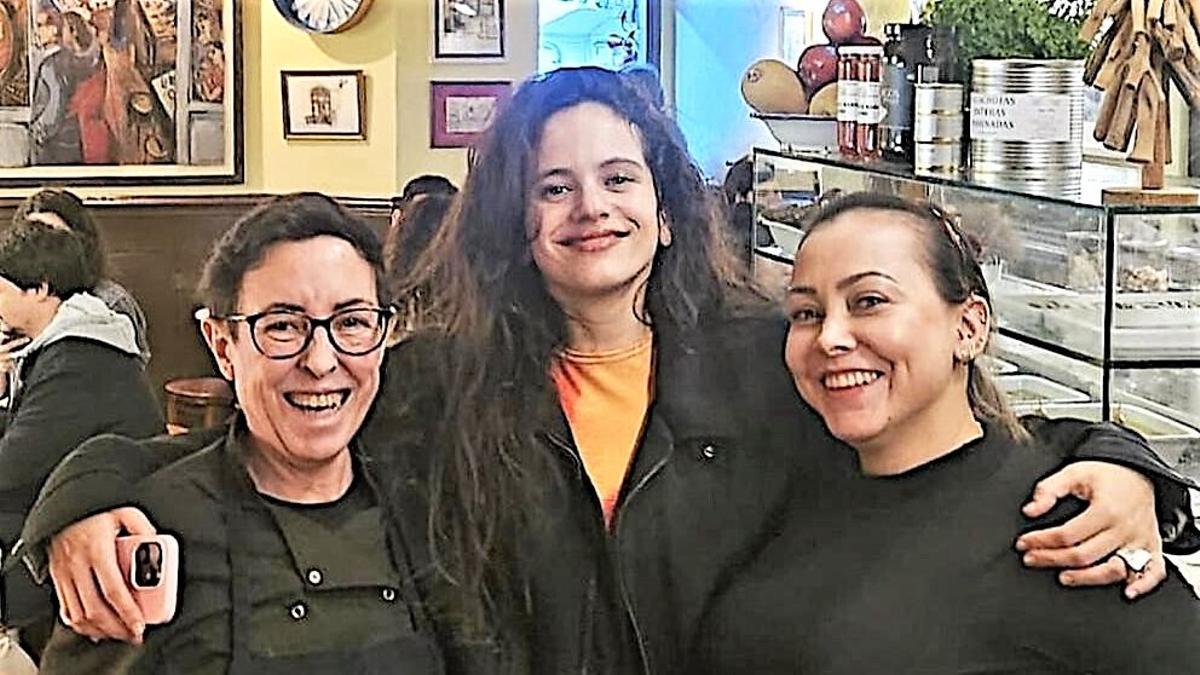 Rosalía, con dos de las responsables de Bodega La Palma.